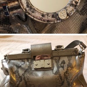 Beautiful Tory bury holland. One zippered pocket inside w/ two slipped pockets.